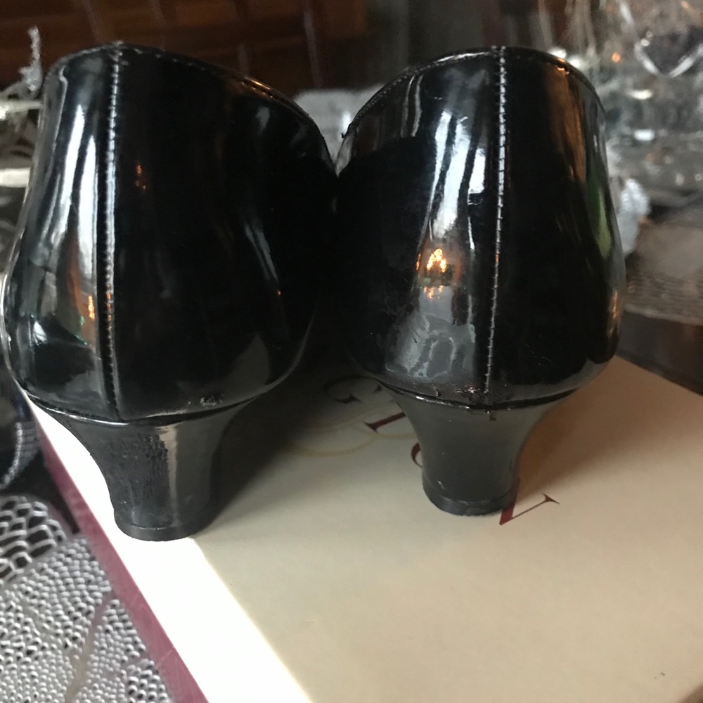 7 1/2 Covington patent leather wedge shoe - Picture 4 of 4